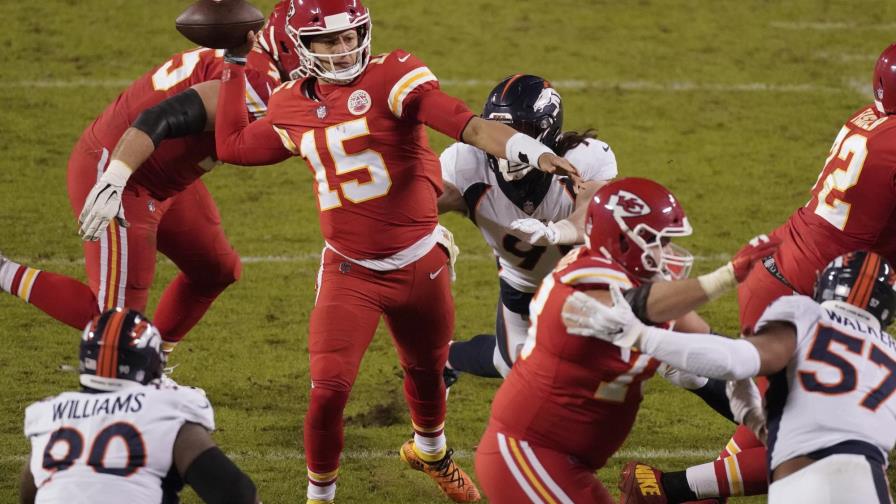 Chiefs remontan ante Broncos y sellan pase a playoffs Chiefs remontan ante Broncos y sellan pase a playoffs