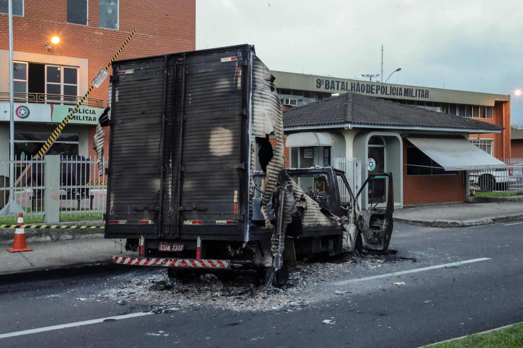 Vista de un camión incendiado que los asaltantes usaron para bloquear el paso en la madrugada de este martes, en una de las calles en Criciuma. (EFE/ Guilherme Hahn)