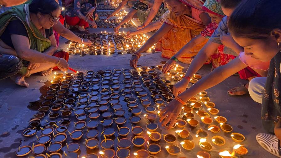 India celebra festival de la luz pese al temor al COVID-19