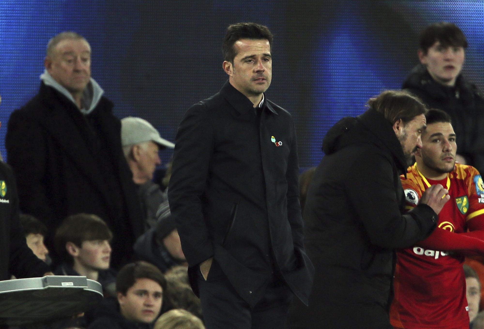 El técnico del Everton Marco Silva observa el partido de la Liga Premier inglesa entre su escuadra y Norwich, en Liverpool, Inglaterra, el sábado 23 de noviembre de 2019. 