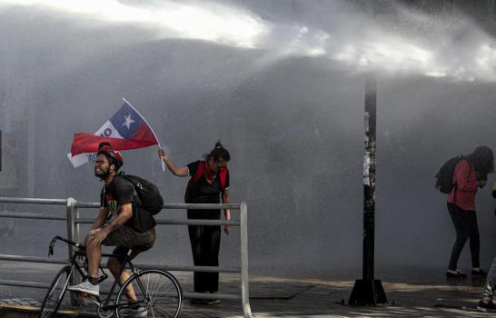Chilenos enfurecidos arman barricada con estatuas religiosas Chilenos enfurecidos arman barricada con estatuas religiosas