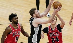 Con ayuda de Poeltl, los Spurs superan 106-99 a los Bulls