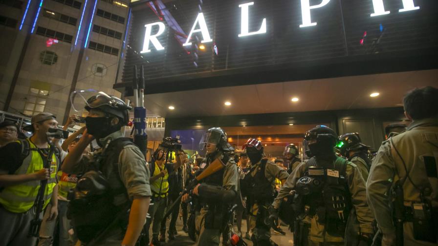 Hongkoneses protestan contra táctica policial, uso de perros