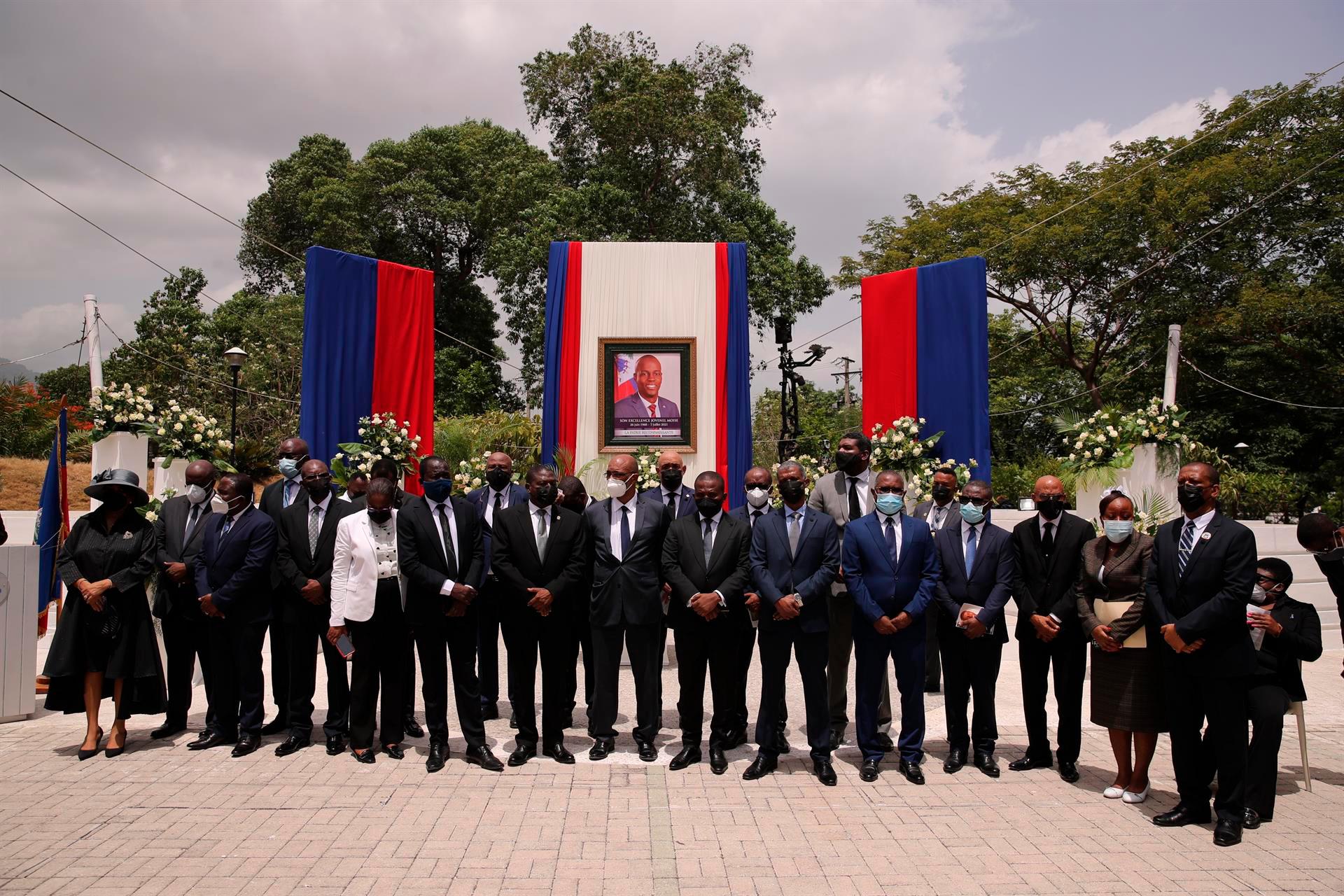 El nuevo primer ministro de Haití, Ariel Henry (c), y Claude Joseph (c-d) asisten a una ceremonia en honor al presidente haitiano.