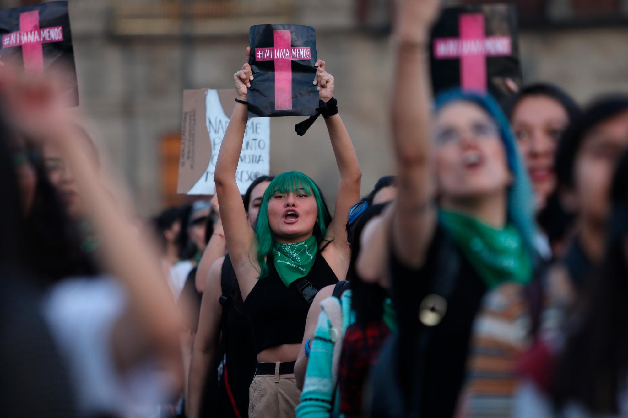 Al menos 2.000 mujeres presentaron este viernes un performance feminista en contra de la violencia machista y de los feminicidios durante una manifestación que culminó en la principal plaza pública de la Ciudad de México. 