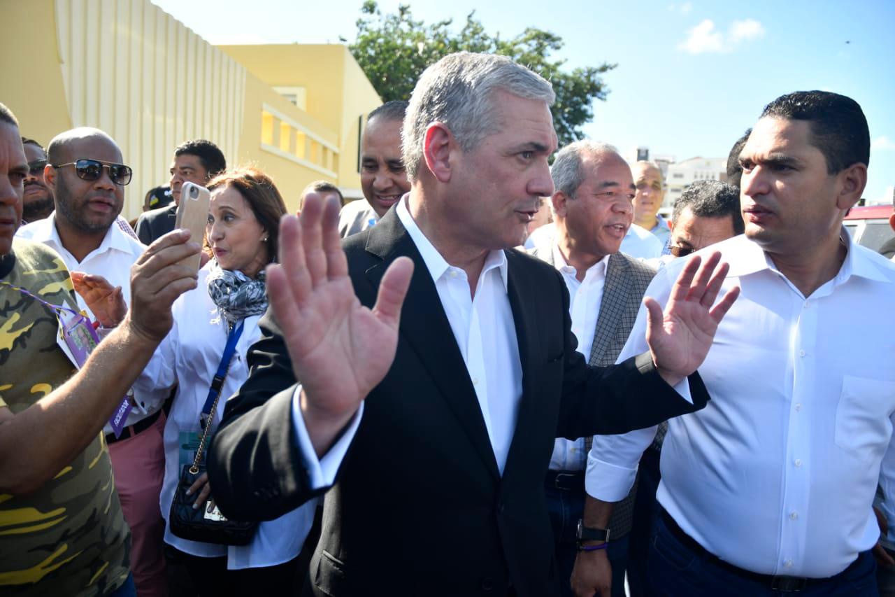 Gonzalo Castillo seguido por miembros del PLD y simpatizantes.