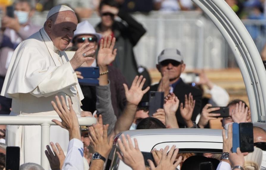 El papa pide compasión en el final de su viaje a Eslovaquia