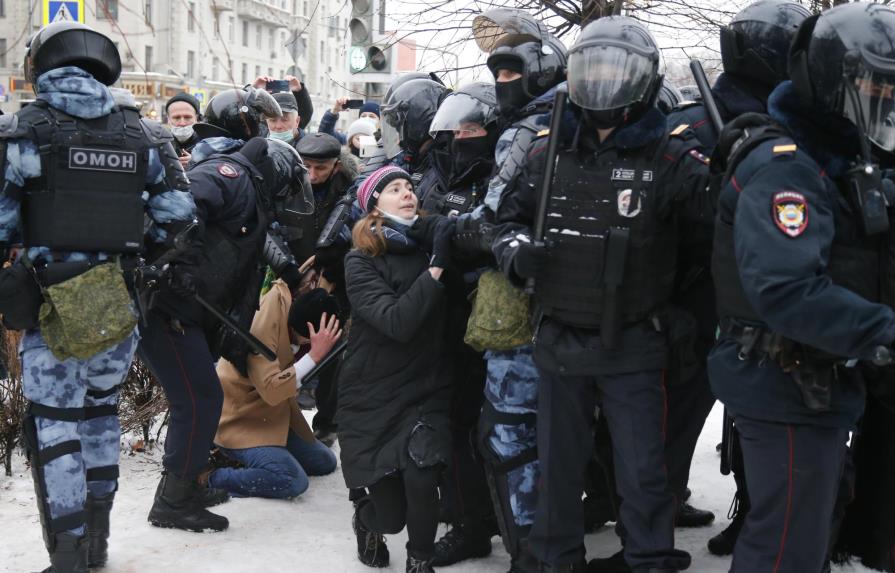 Más de 1,600 detenidos en Rusia en protestas que piden liberar al opositor Navalny