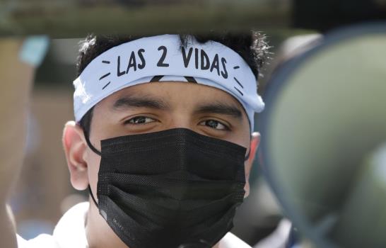 Asamblea ecuatoriana debate reglamentar aborto por violación