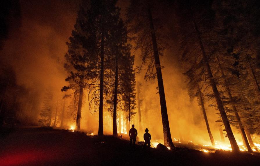 EEUU: Bomberos logran avances en la lucha contra incendios