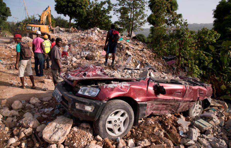 Víctimas del terremoto en Haití resisten con resignación diez días después