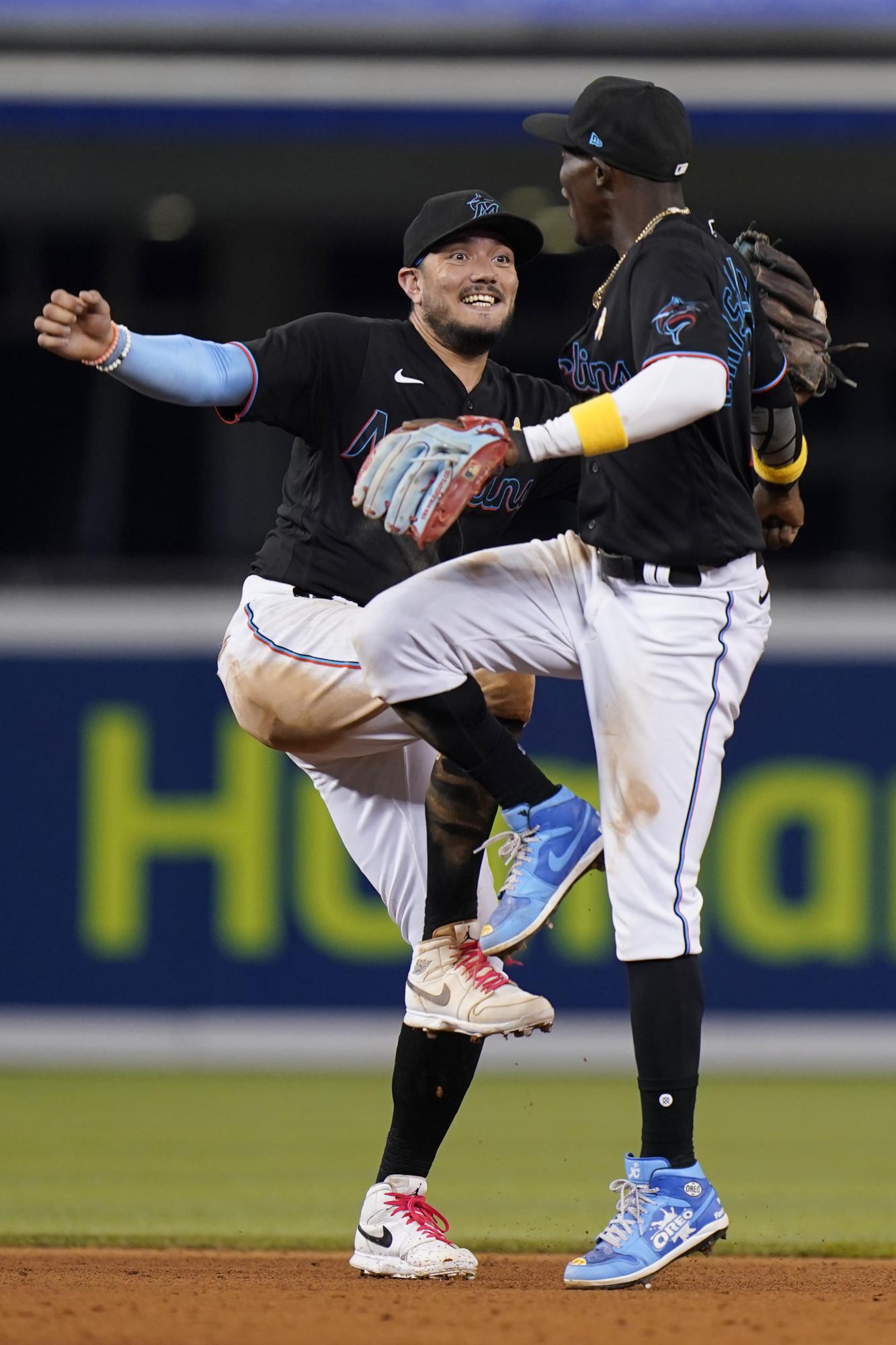 Rojas aporta 2 hits a rally; Marlins cortan racha a Filis