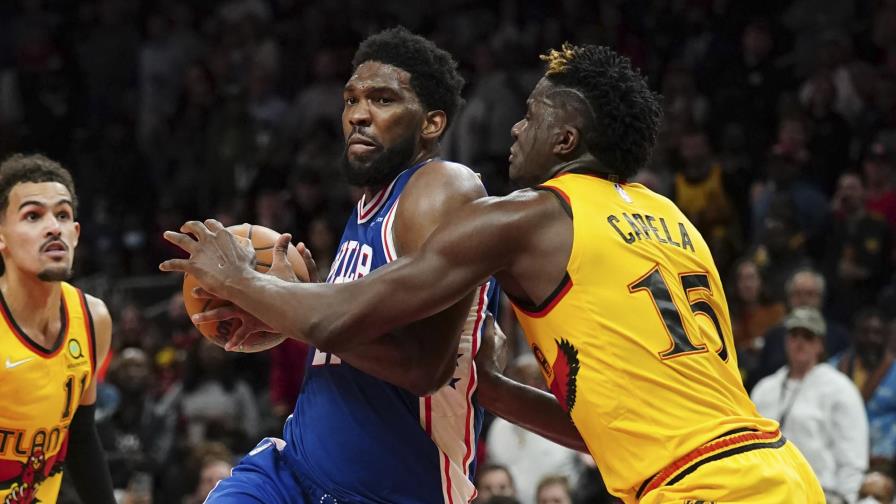 Con canasta de Embiid, 76ers superan 98-96 a Hawks