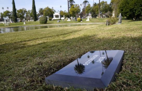 Restos de Burt Reynolds llegan a cementerio de Hollywood