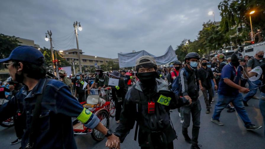 Manifestantes en Tailandia se enfrentan a la policía