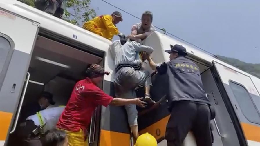 Taiwán: choque entre tren y camión deja 48 muertos, heridos