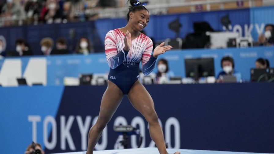 Simone Biles reaparece con medalla de bronce