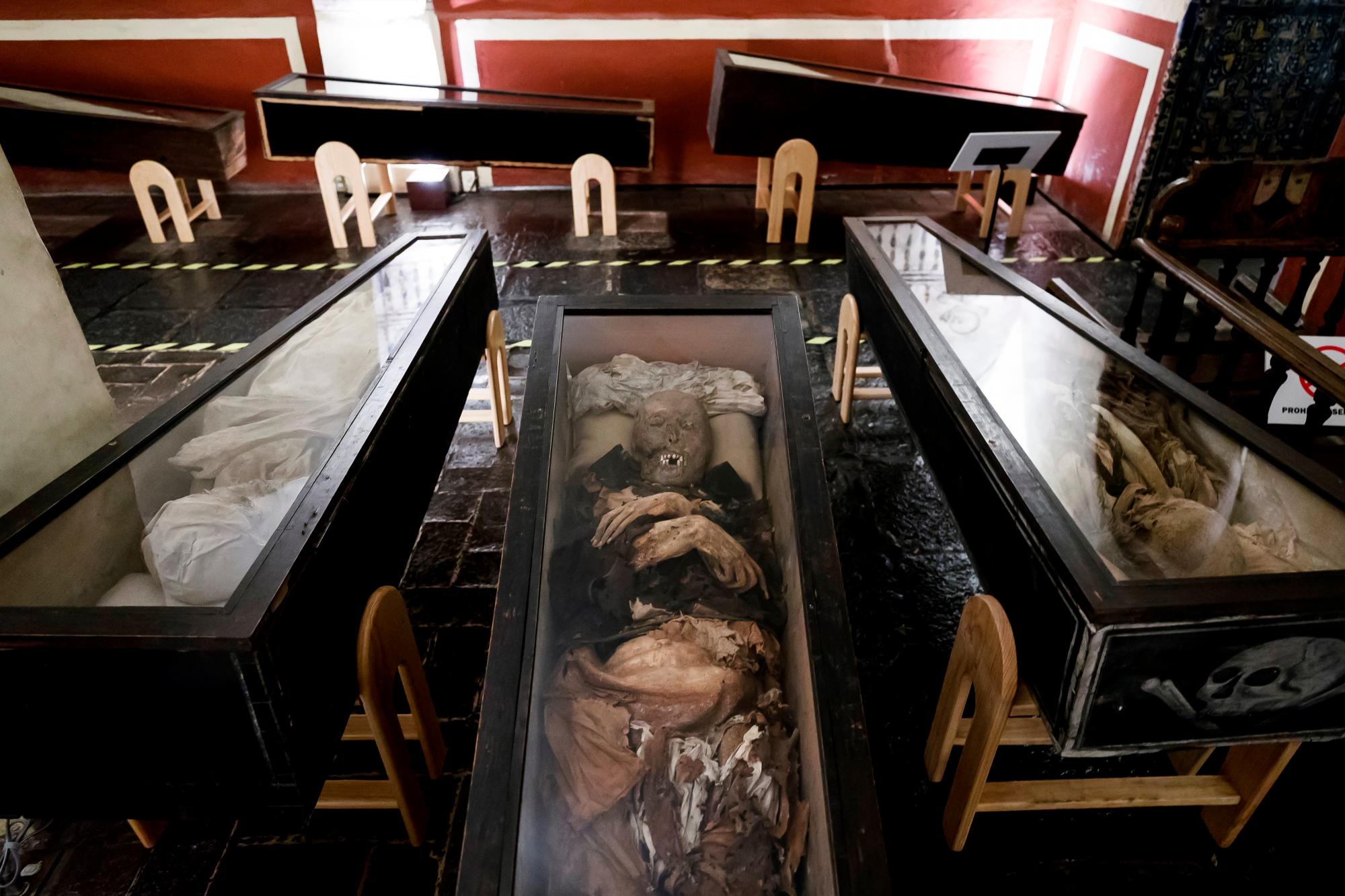 Fotografía del 13 de enero de 2020 que muestra cuerpos momificados de unos 300 años de antigüedad, exhibidos en el museo del El Carmen, en Ciudad de México (México).