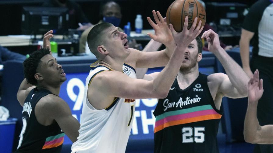 Jokic aporta 25 unidades a victoria de Nuggets sobre Spurs