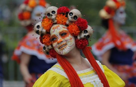 Ciudad de México celebra Día de Muertos con gran desfile