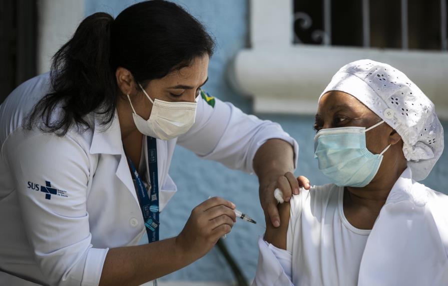 Brasil espera cargamento de vacunas procedentes de India