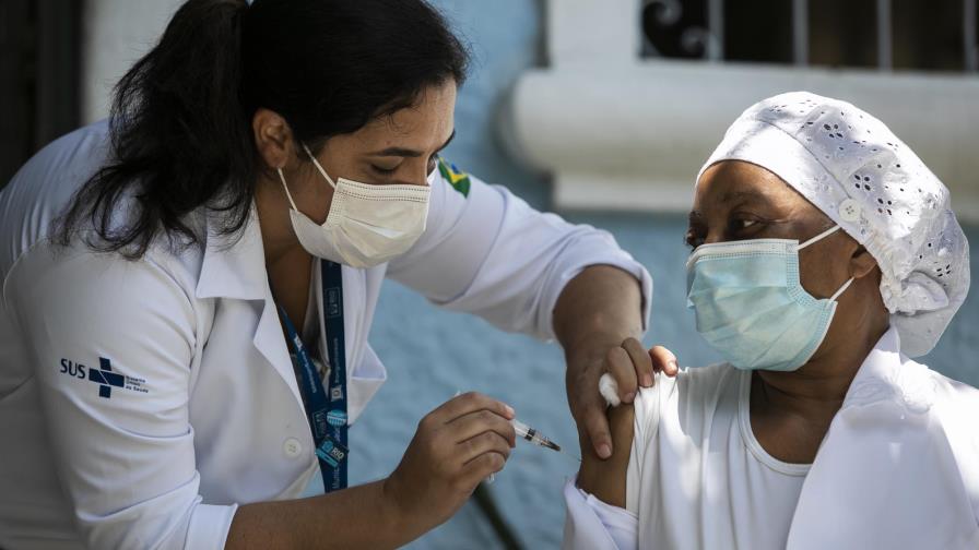 Brasil espera cargamento de vacunas procedentes de India