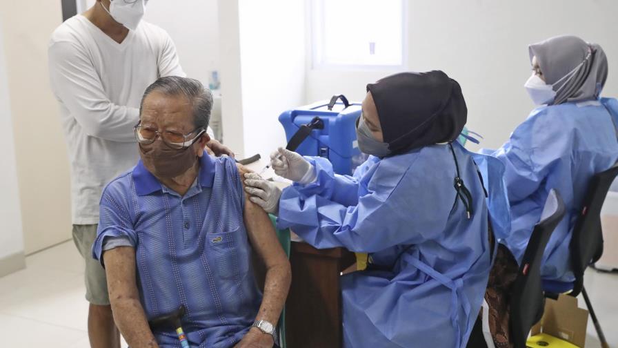Indonesia autoriza uso de vacuna de Novavax contra COVID-19