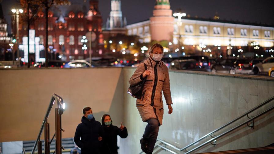 Rusia reporta récord de contagios y decesos por COVID-19