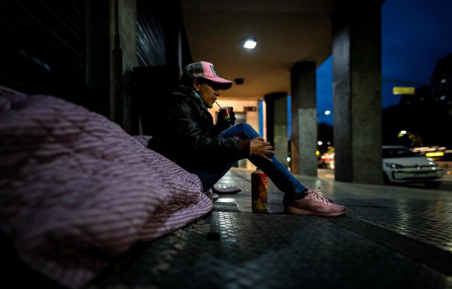 El frío y la pandemia acorralan a los sin techo en las calles de Buenos Aires