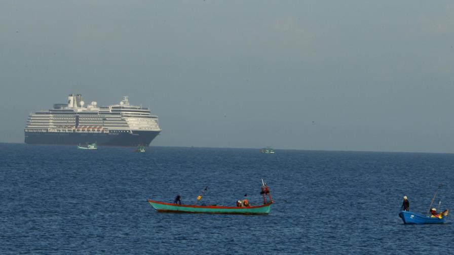 Crucero ancla frente a Camboya; examinarán a pasajeros Crucero ancla frente a Camboya; examinarán a pasajeros