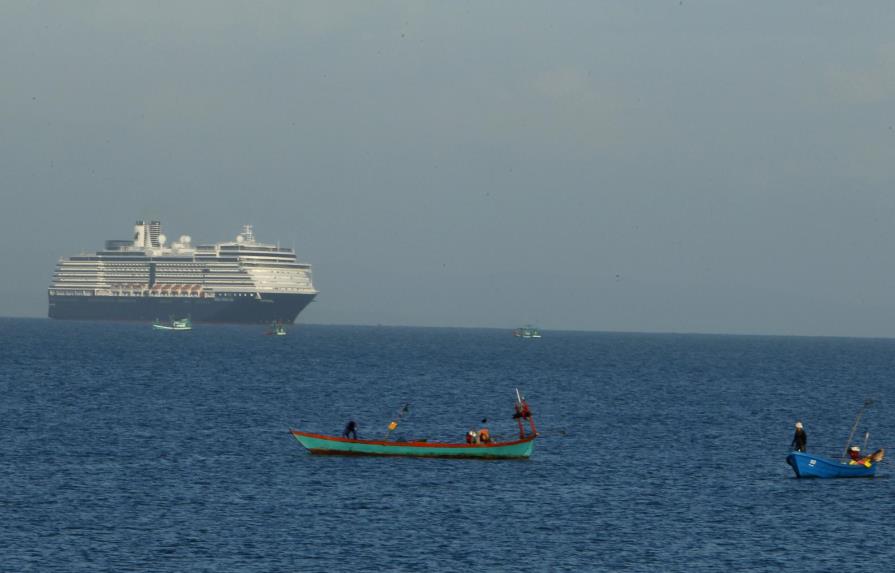 Crucero ancla en Camboya; examinarán a pasajeros