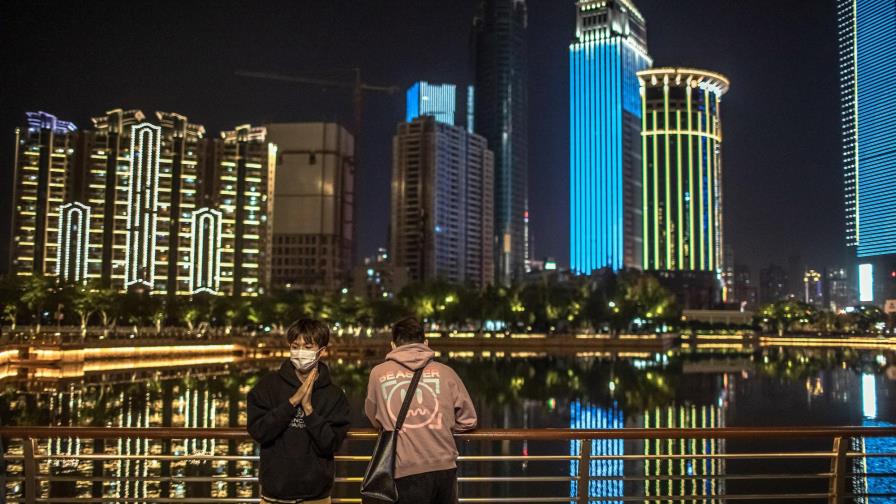 Caen a la mitad los nuevos contagios en China, la mayoría, importados