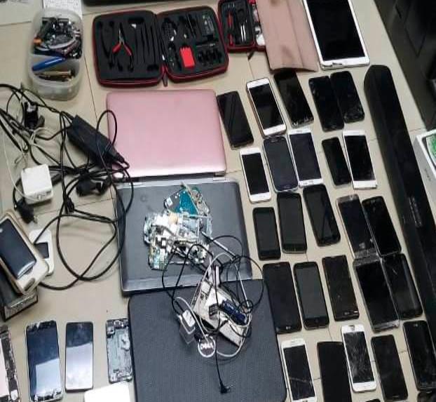 Autoridades allanan tiendas donde alteraban celulares presuntamente robados 