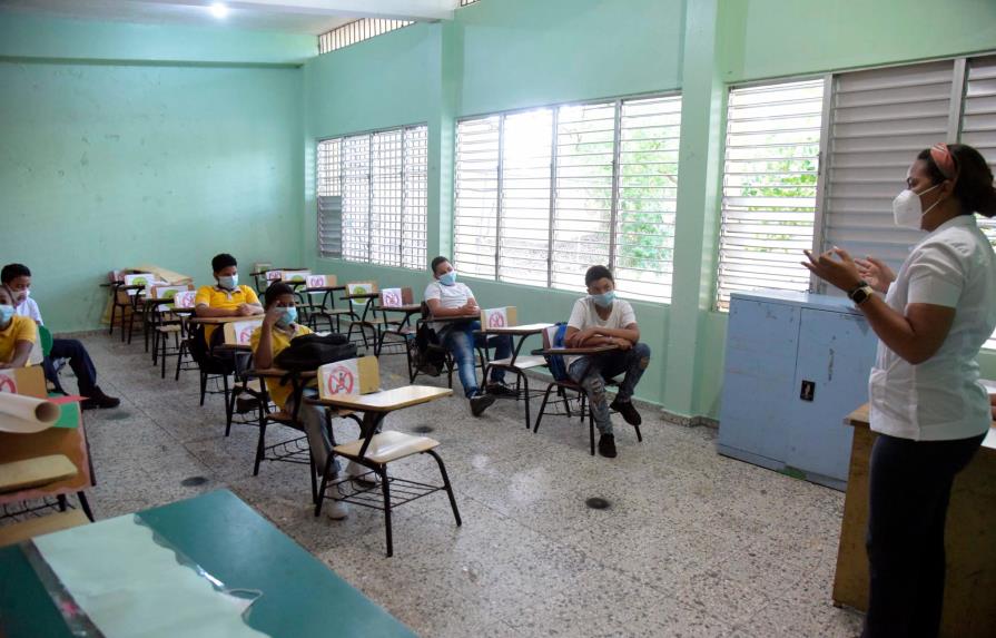 Profesores de Santiago desacatan llamado de ADP y acuden a impartir docencia