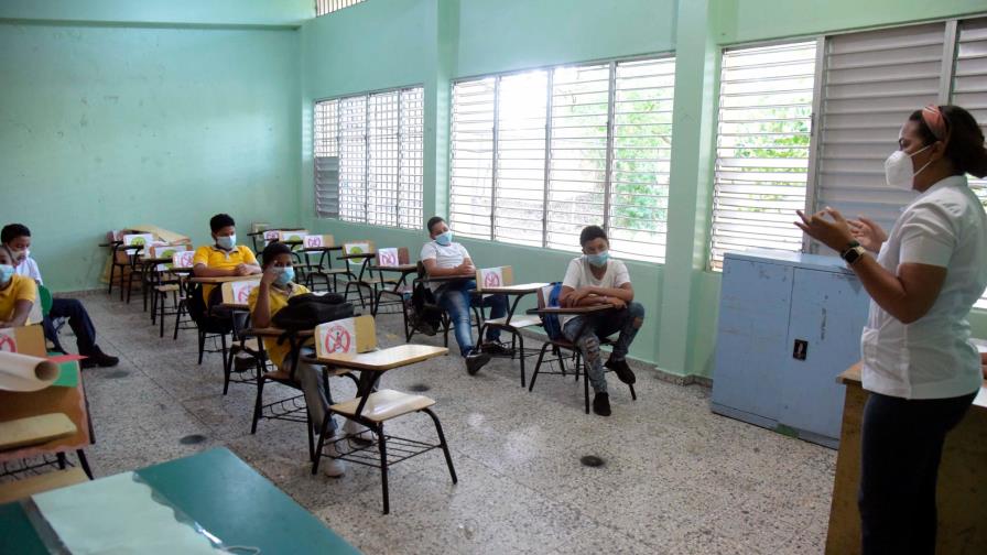 Profesores de Santiago desacatan llamado de ADP y acuden a impartir docencia Profesores de Santiago desacatan llamado de ADP y acuden a impartir docencia