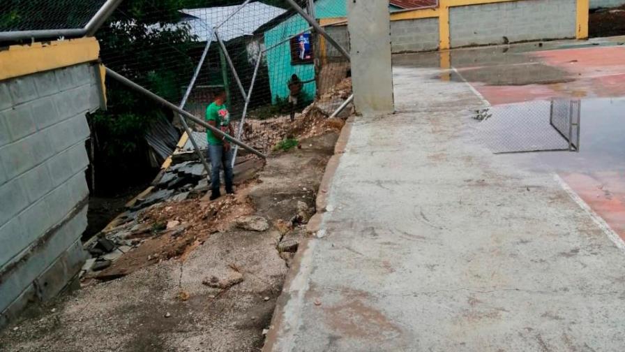 Aumenta a 73 el número de refugiados en escuelas por paso de depresión Grace