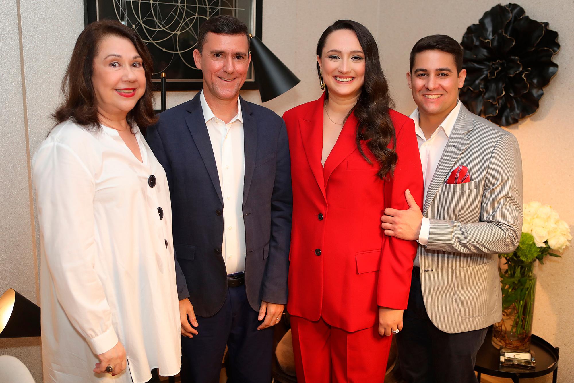 Orietta Báez, el Padre invitado a bendecir la inauguración, María Gabriela Mendoza y José Ramón De la Cruz.