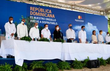 Abinader anuncia un plan para relanzar el turismo en Puerto Plata
Abinader anuncia un plan para relanzar el turismo en PP