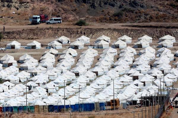 Unos 200 refugiados entran en el nuevo campo de Lesbos en primeras 24 horas