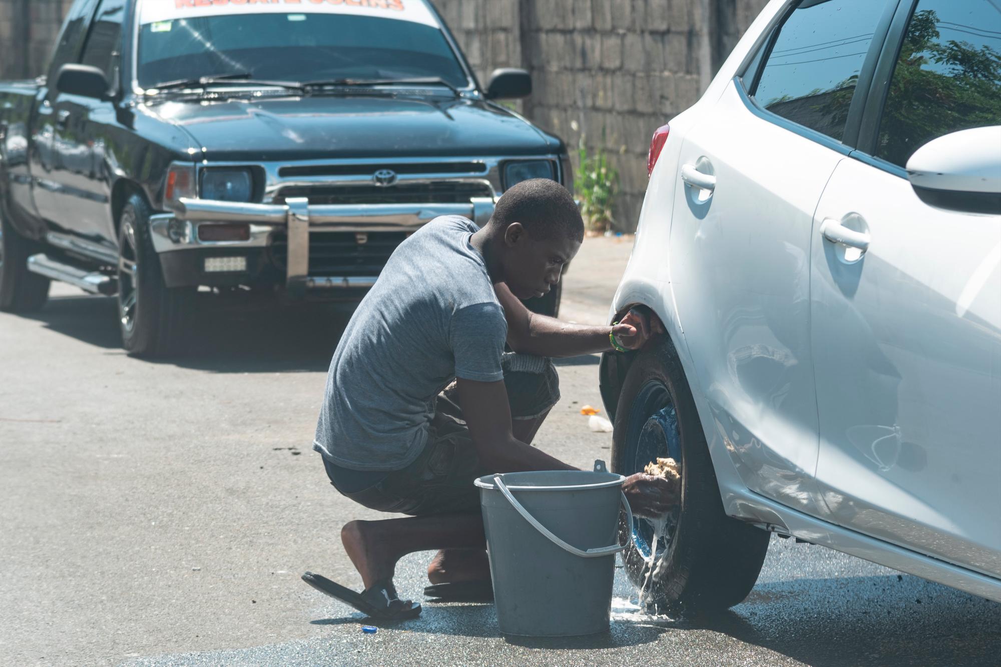 Un joven lava una goma de un vehículo en un lavadero informal el miércoles 20 de marzo de 2019. La Corporación del Acueducto y Alcantarillado de Santo Domingo (CAASD) esta realizando un operativo en contra de lavaderos improvisados e informales.