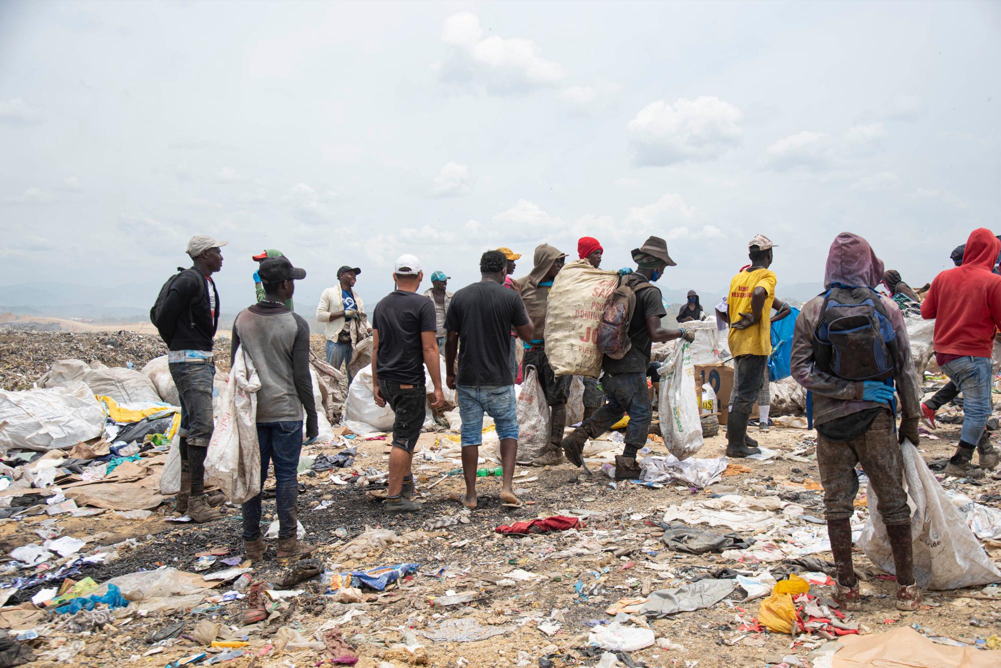 Los “buzos” siguen en el vertedero buscando algo de valor.  