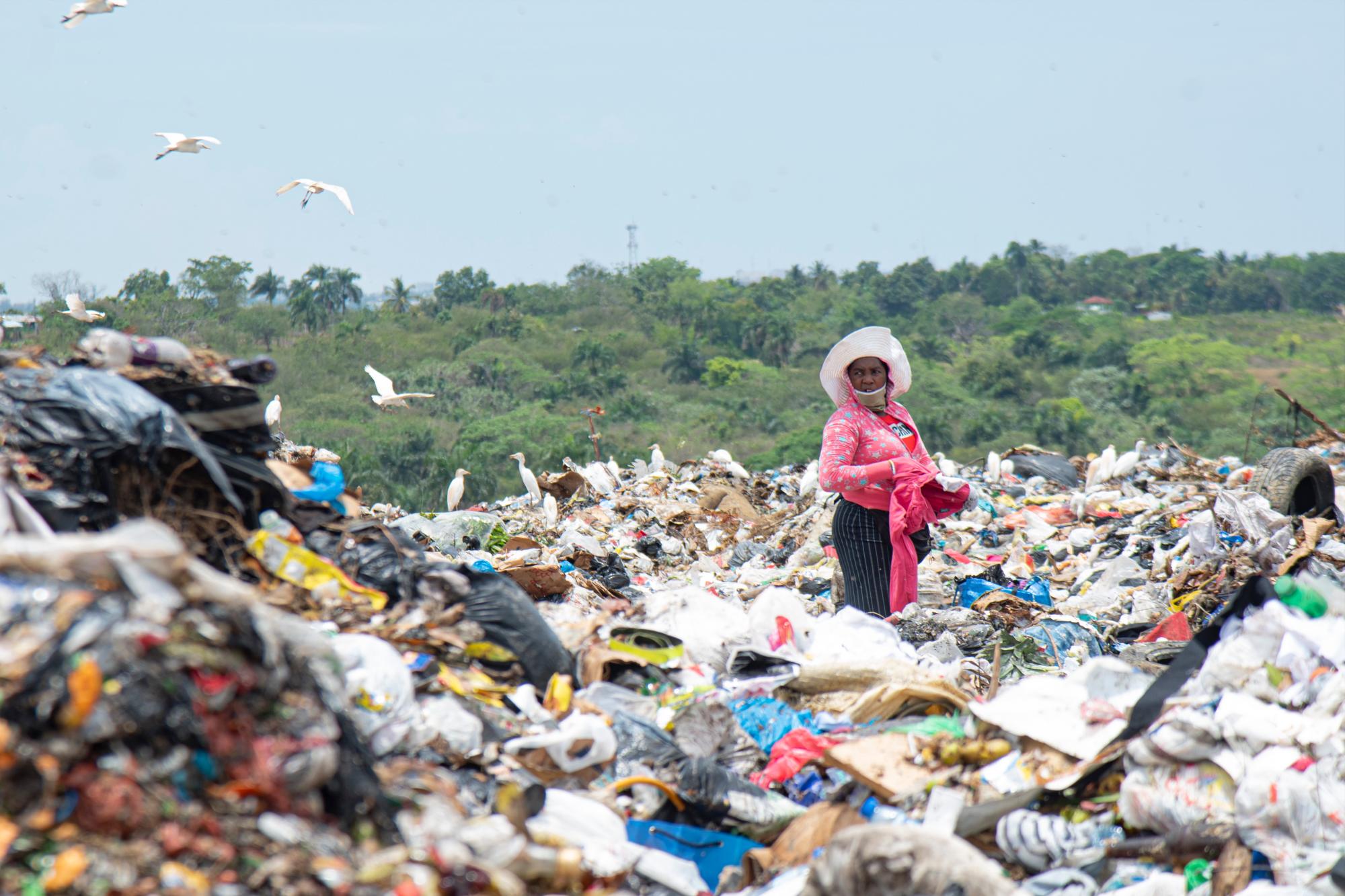 La basura no es obstáculo para la gente ganarse la comida.