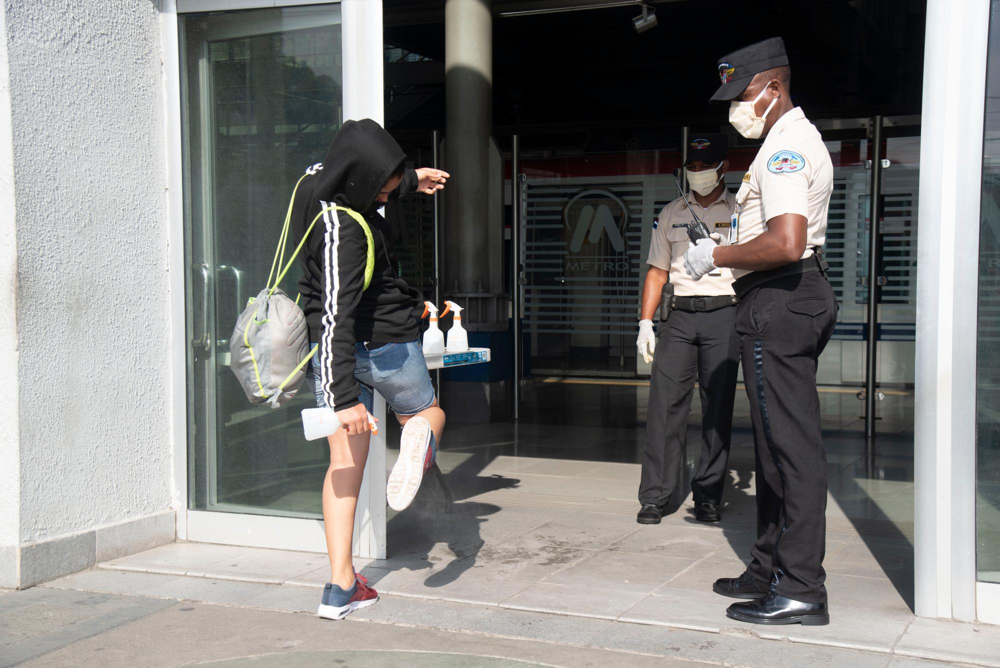 Los zapatos de los usuarios son desinfectados a la entrada de las estaciones  .