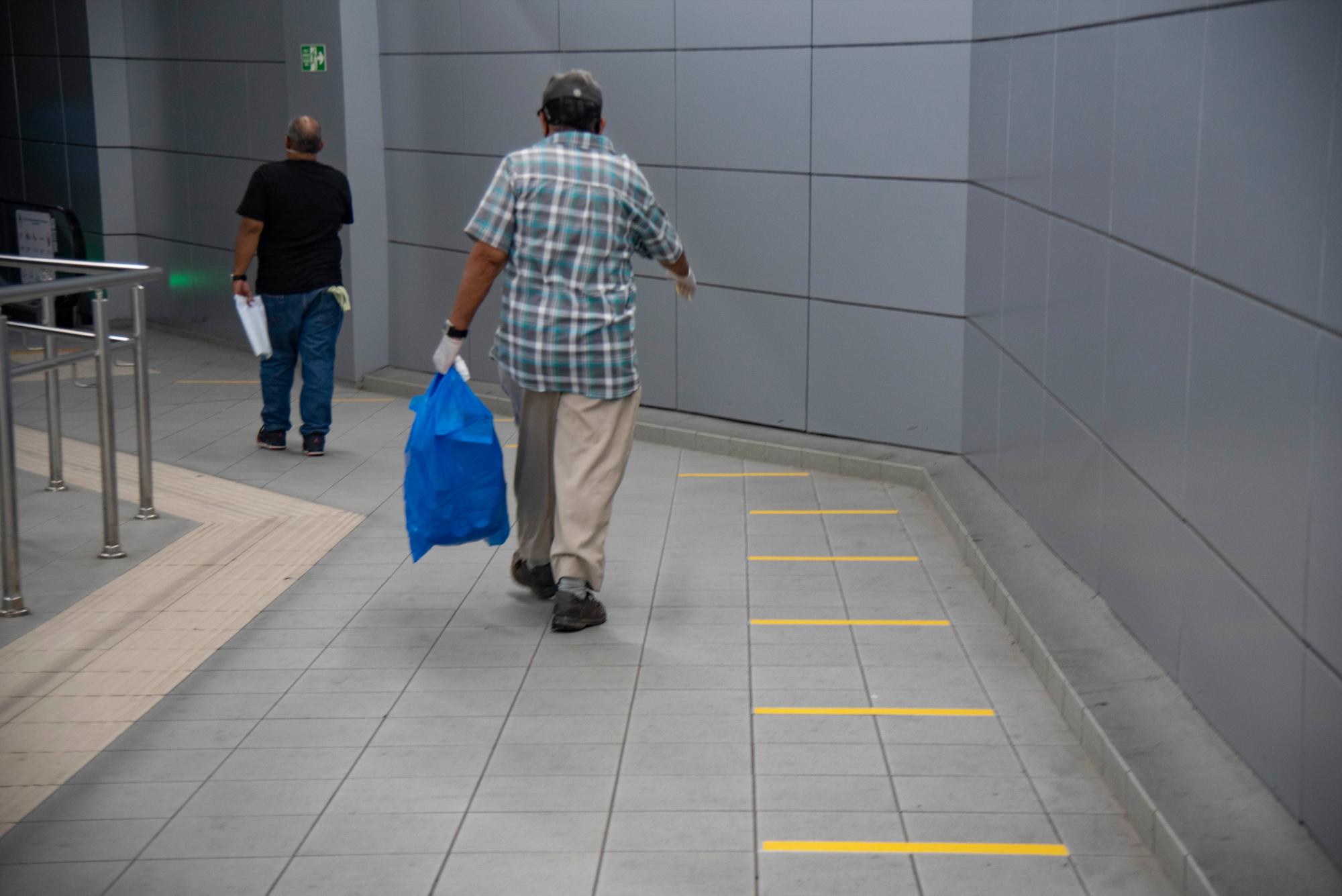 La señalización busca mantener la distancia entre pasajeros.
