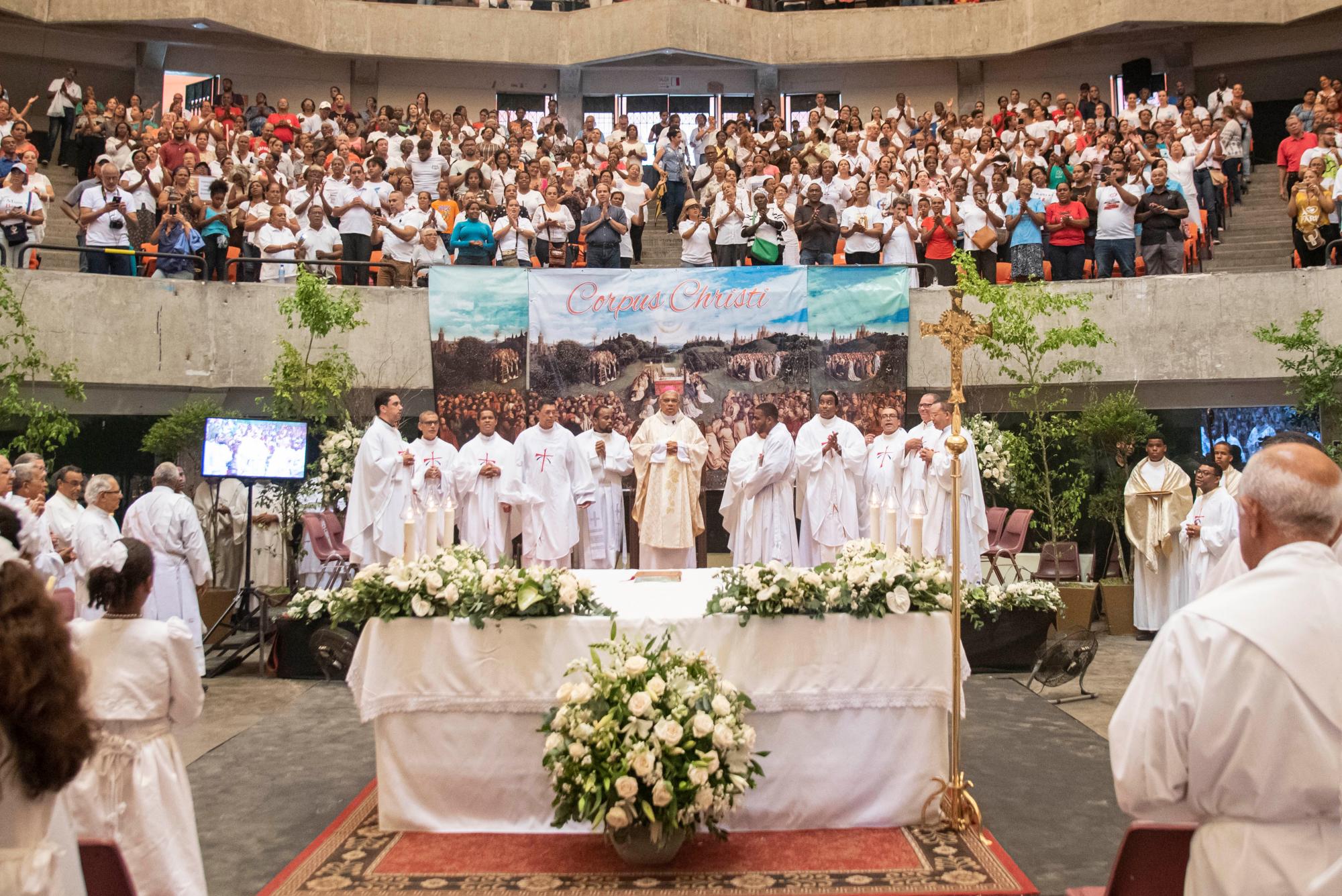 La celebración del día de Corpus Christi, mediante una eucaristía en el Coliseo Teo Cruz 