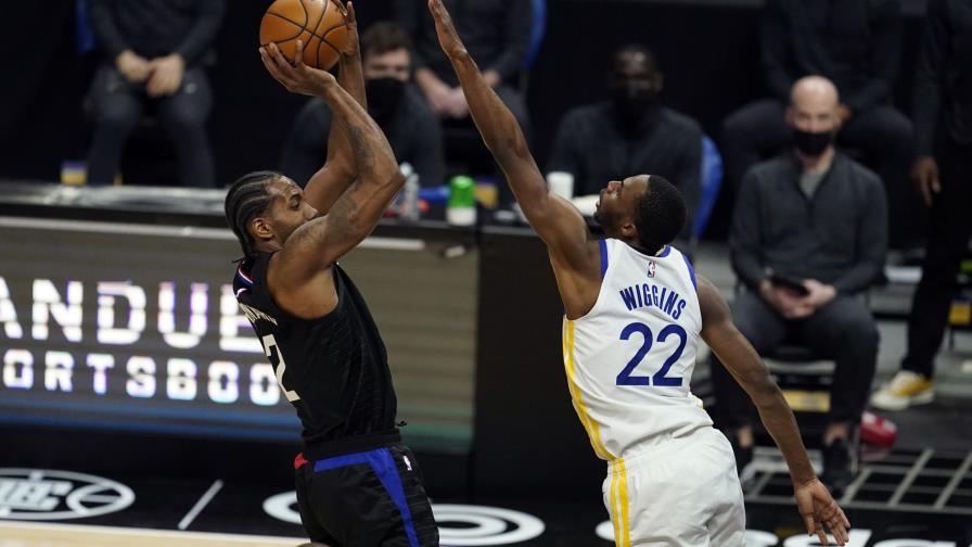Clippers frenan mala racha, aplastan a Warriors 130-104