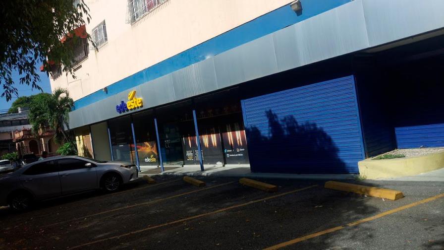 Afectada por apagones convierte oficina de Edeeste en salón de belleza y centro de estudio Afectada por apagones convierte oficina de Edeeste en salón de belleza y centro de estudio
