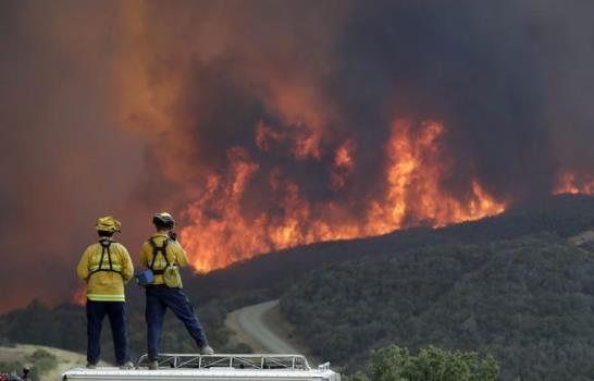 Celebridades huyen a causa del incendio en California