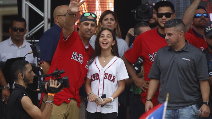 Alex Cora recibido con júbilo en Puerto Rico, luego de título en la Serie Mundial Alex Cora recibido con júbilo en Puerto Rico, luego de título en la Serie Mundial
