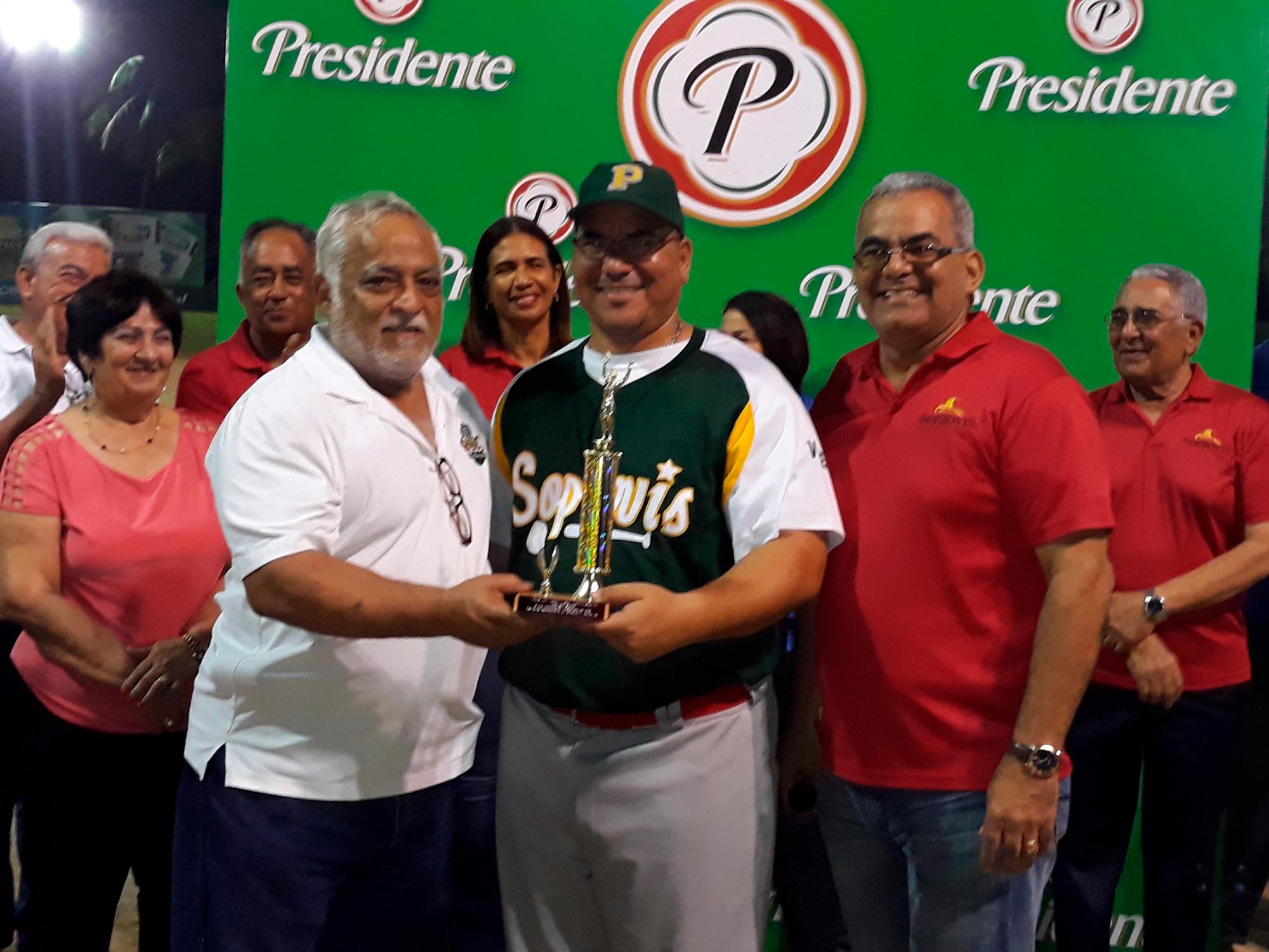 Los jugadores más destacados y “El Caballero del Año”, fueron premiados en la cena de fin de año de la liga Soprovis.